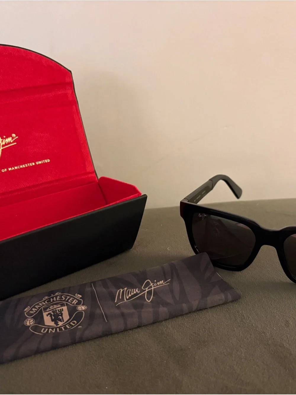 Maui Jim Mongoose MJ540-02UTD Manchester United Sunglasses Black / Neutral Grey